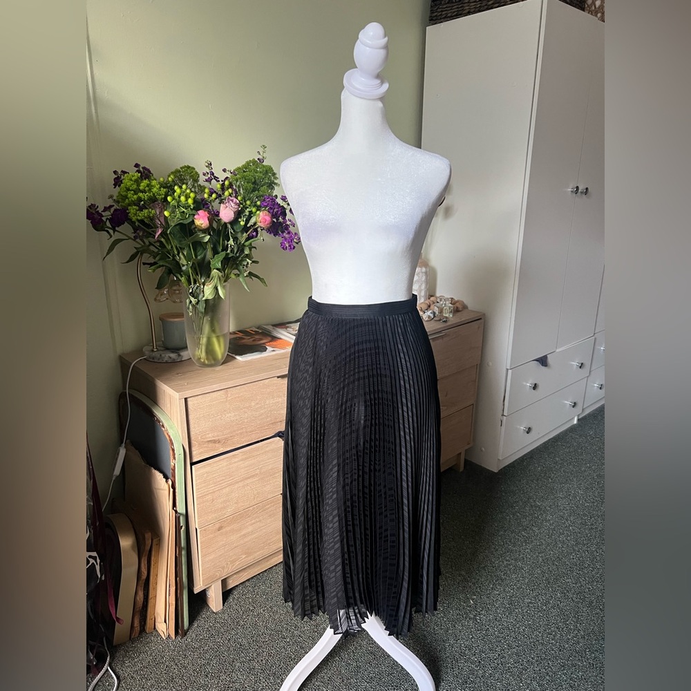 CLUB MONACO Black Pleated Flare Circle Modest Midi Knee-Length Shiny Skirt Sz XS - Picture 4 of 16